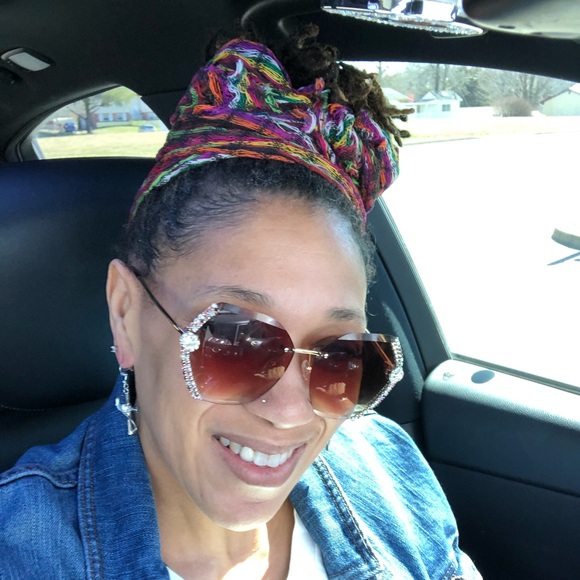 Meet your Posher, Cynthia - Picture 1 of 1